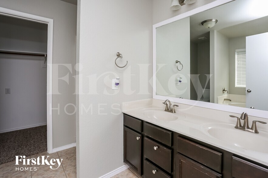 Building Photo - 10460 Winding Passage Way