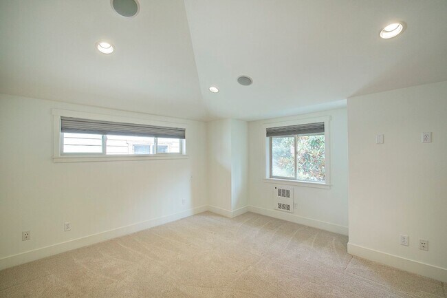 Building Photo - 2Bd/1.5Ba Seattle Townhouse