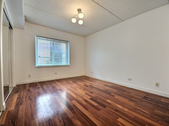 Building Photo - 8710 W Evelyn Ln