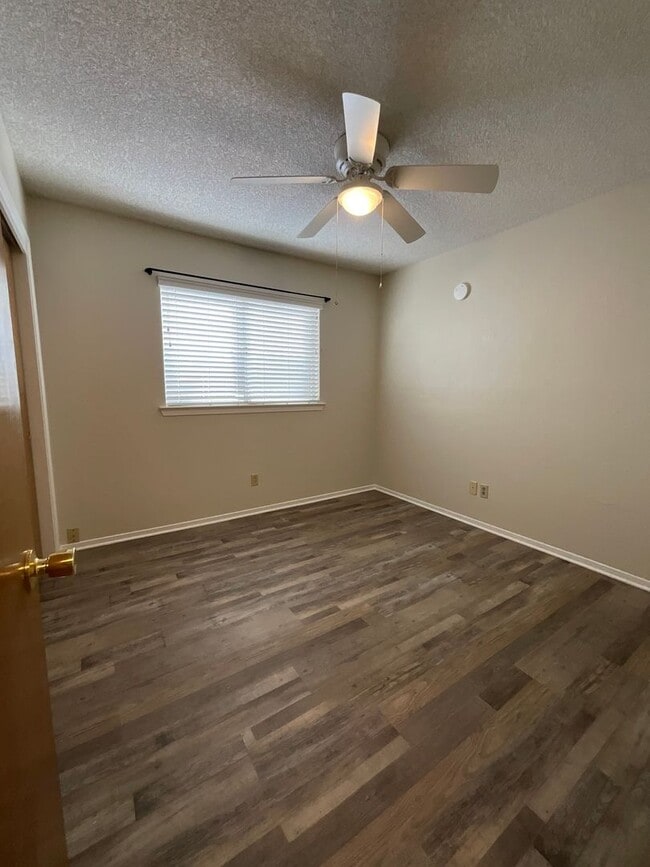 Building Photo - Charming home nestled in desirable Northea...