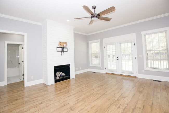 Building Photo - "Spacious and Inviting 2620 sq. ft. Home i...