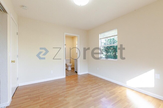 Building Photo - 3520 Y St