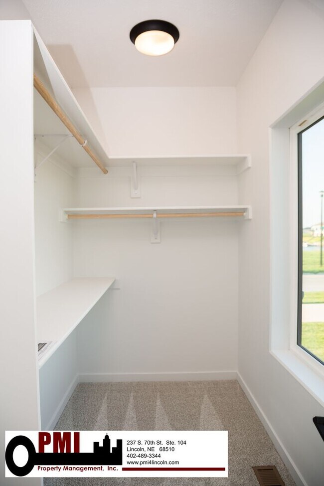 Building Photo - 5 Bedroom 3 bath, beautiful home in North ...