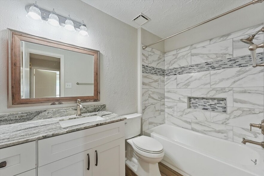 Building Photo - 16703 Pebbleglen Dr