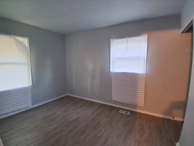 Building Photo - 804 Knollcrest-