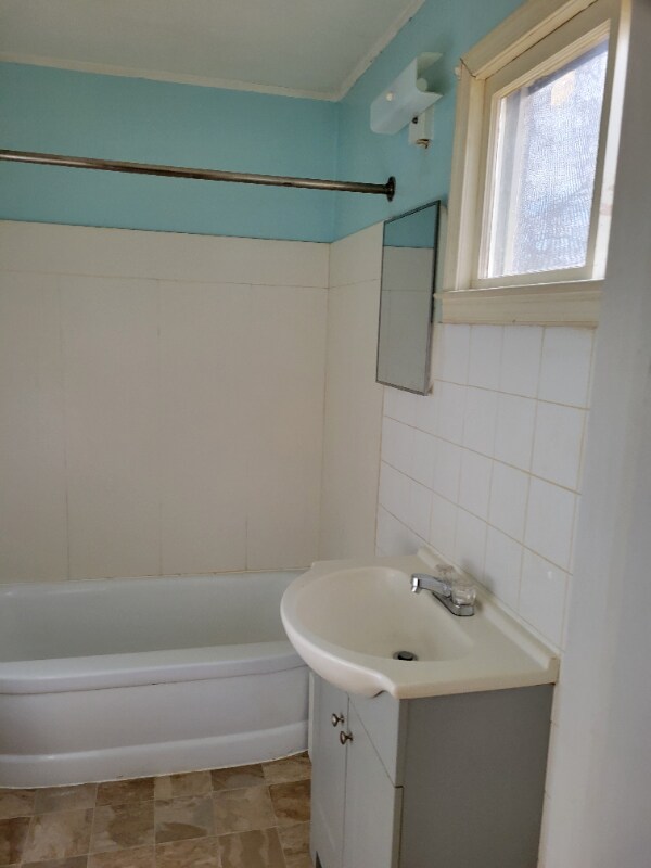Building Photo - 423 Cresswell Rd