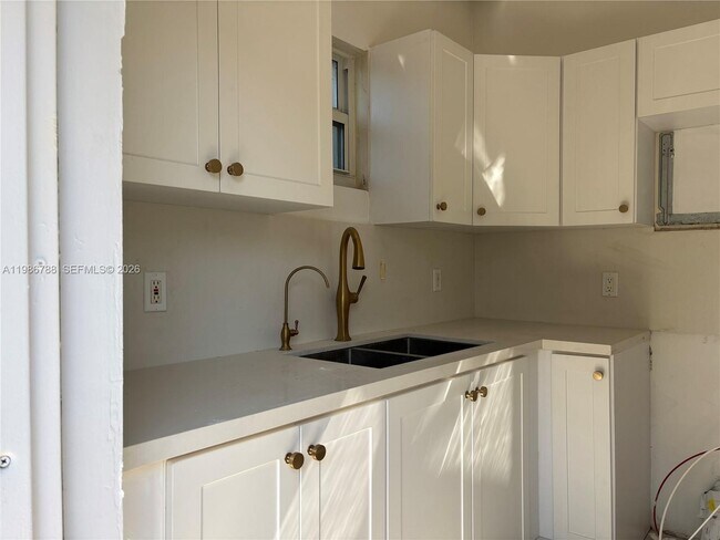 Building Photo - 521 NW 48th St