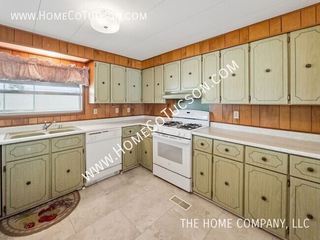 Building Photo - 10675 N Kilimanjaro Ave