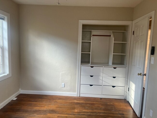 Building Photo - Affordable, Adorable Medford Home!!