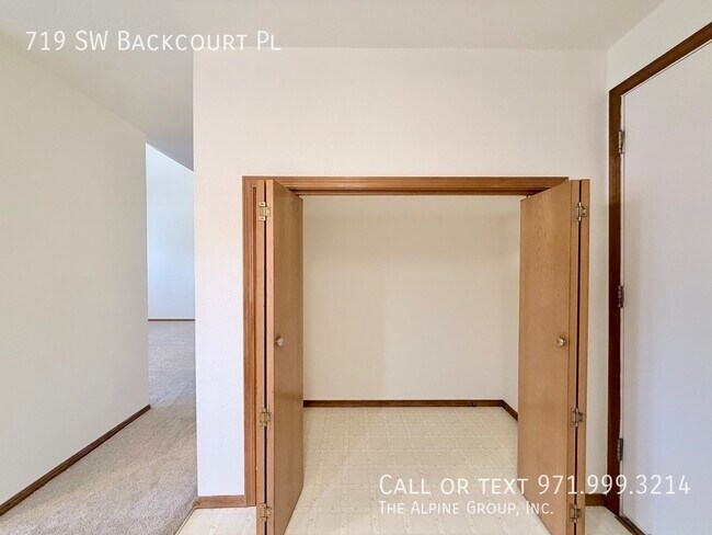 Building Photo - 719 SW Backcourt Pl