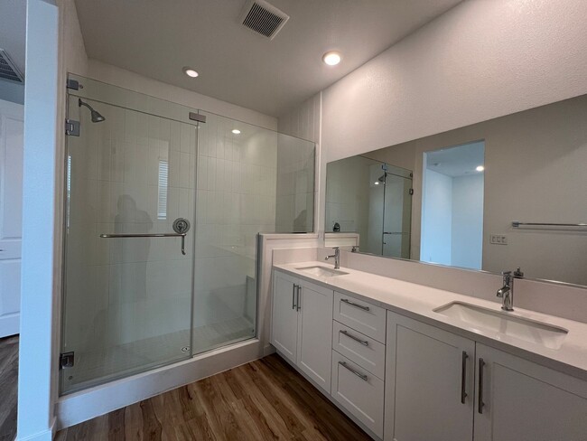 Building Photo - Gorgeous *BRAND NEW* Townhome in Midtown V...