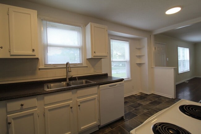 Building Photo - 2 Bedroom 1 Bath Home In Roeland Park