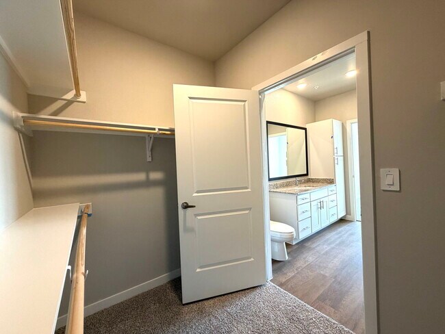 Building Photo - 1700 Daleside Ln