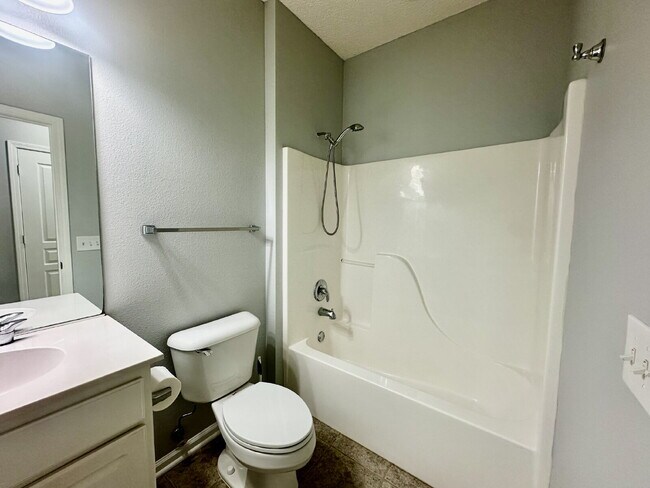Building Photo - Outstanding Two Bedroom Home in Sun City!