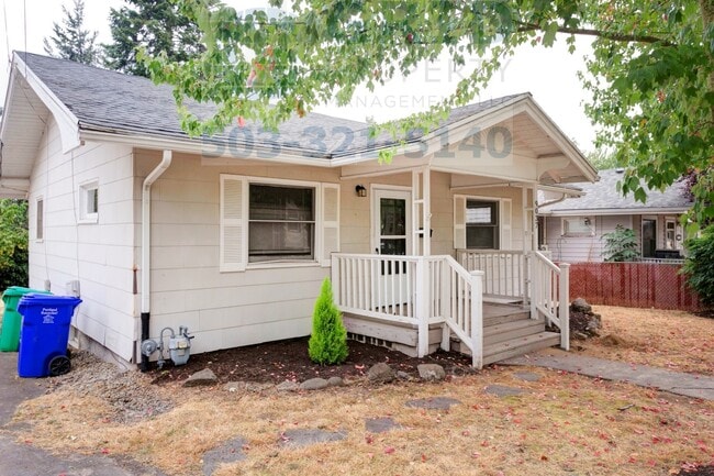 Building Photo - Charming 2 Bedroom Bungalow Available in Northeast Portland!