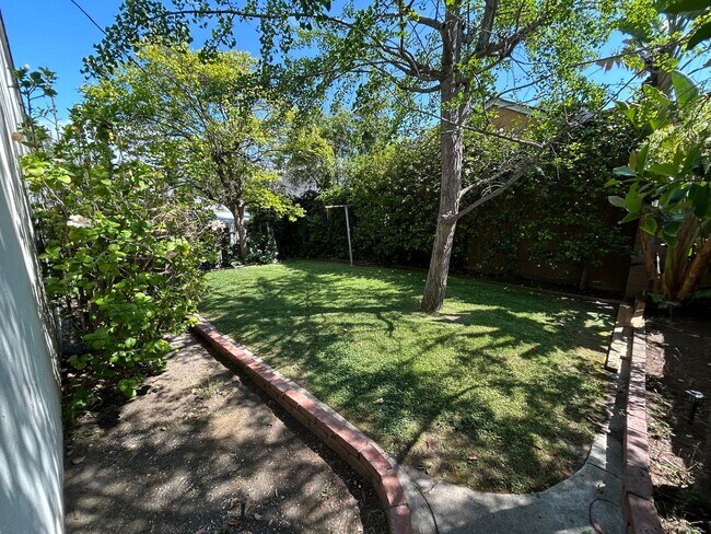 Building Photo - Rare Nostalgic Vintage 2Bedroom Home