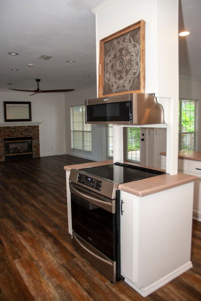 Building Photo - Luxury 3 bedroom 3.5 bath home in GATED community with BOAT SLIP!