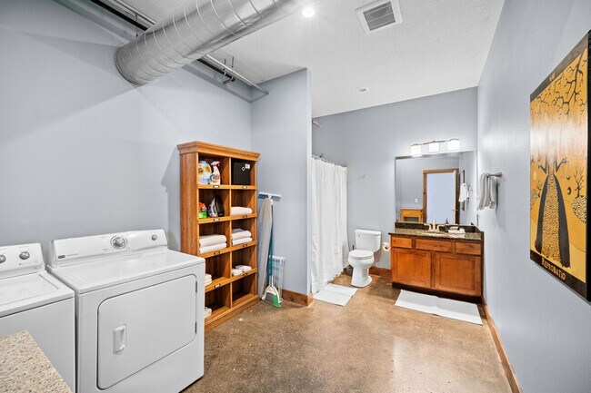 Building Photo - 301 E Walnut St