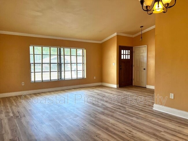 Building Photo - 3233 Oakwood Pl