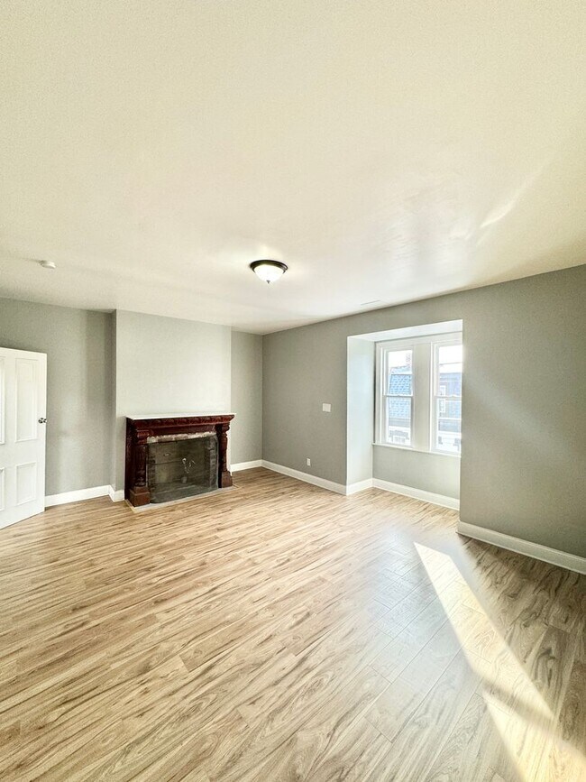 Building Photo - renovated 4 bedroom and 2 bathroom townhouse