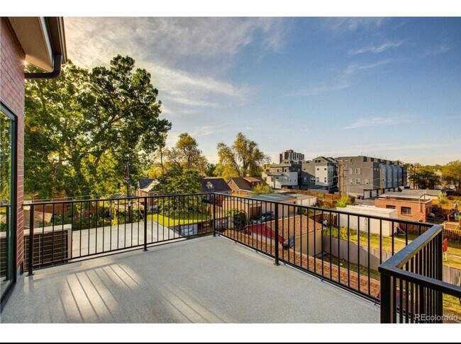 Building Photo - Unbelievable 2 Bed + Den Townhome - The Ul...