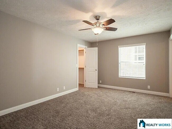 Building Photo - Spacious 4 Bed, 3 Bath Townhome with finished Basement