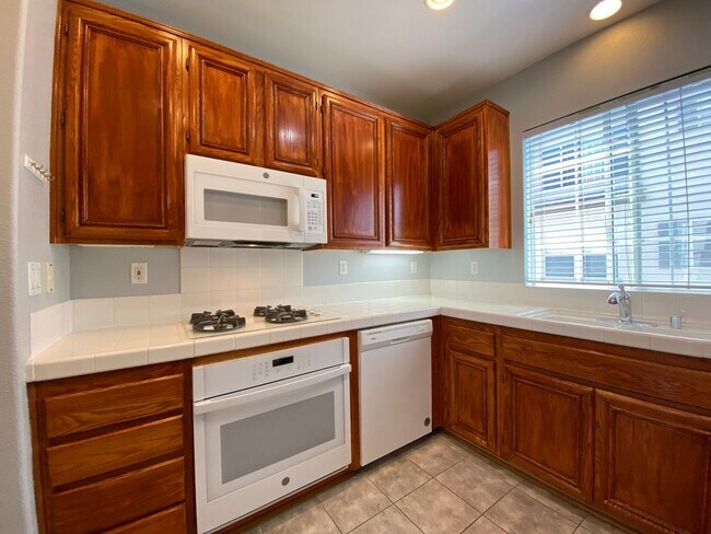 Building Photo - Beautiful Townhome in the Cascada Communit...