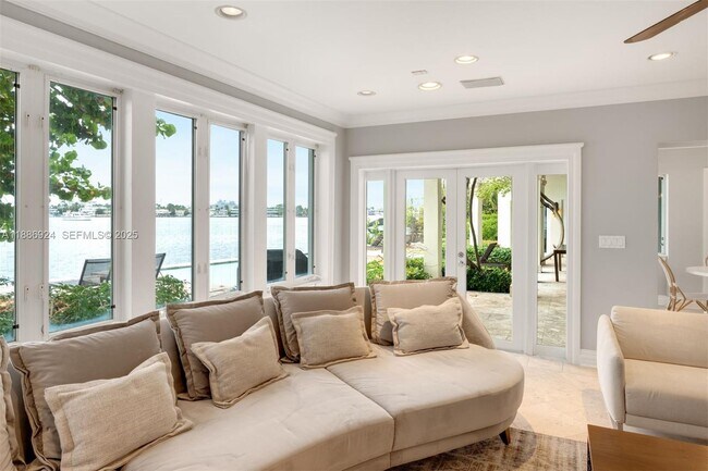 Building Photo - 11 E Rivo Alto Dr