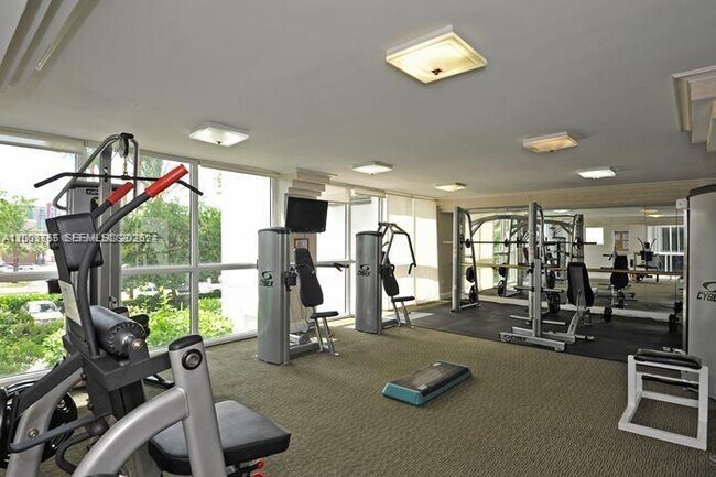 Building Photo - 16711 Collins Ave