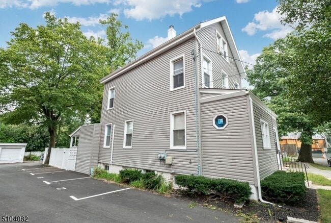 Building Photo - 204 Forest St