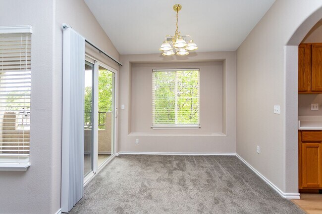 Building Photo - Delightful Condo in gated community!!