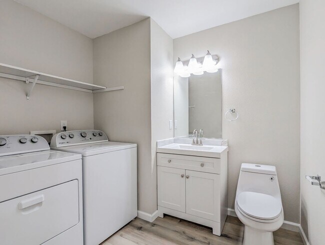 Building Photo - Move in Ready 3bd/2.5bth Townhome in great central location!