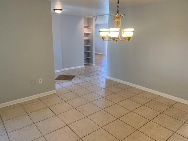 Building Photo - 523 Spring Oaks Blvd