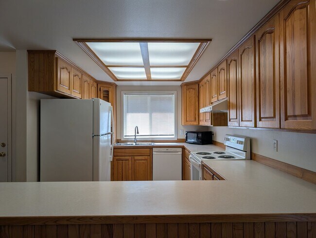 Building Photo - 686 Oakdale Ave