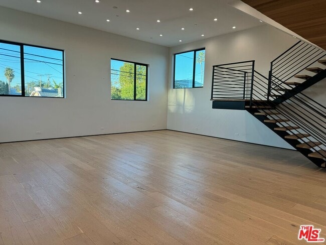 Building Photo - 611 Broadway St