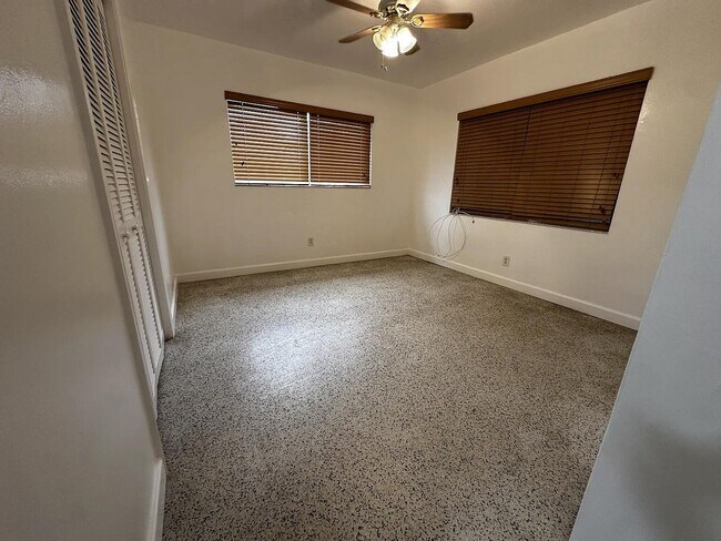 Building Photo - 950 E Dayton Cir