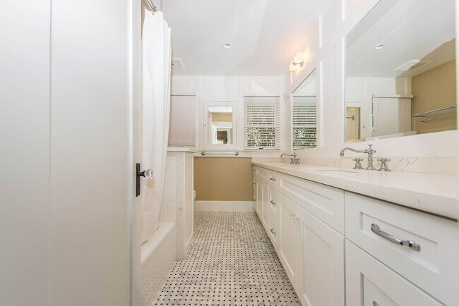 Building Photo - 306 N Shaffer St