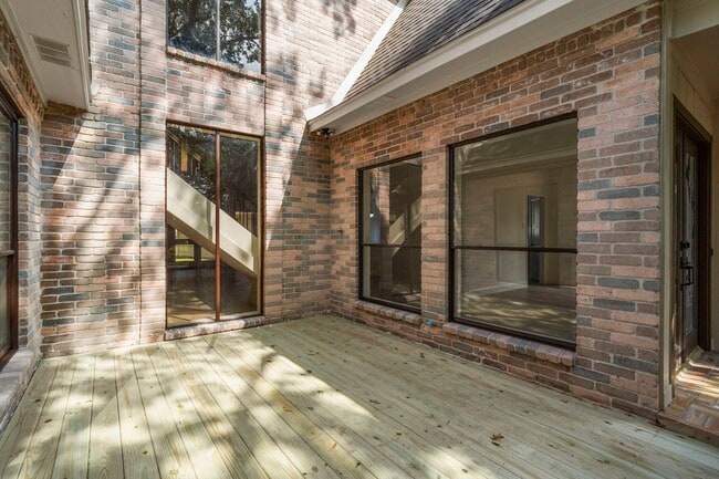 Building Photo - 3223 Country Club Blvd