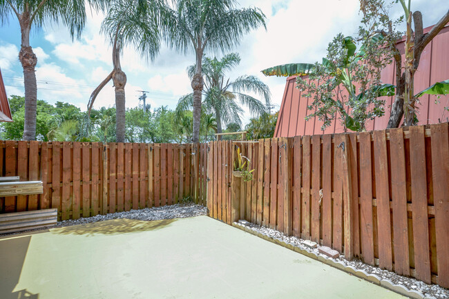 Building Photo - 3157 Gardens E Dr