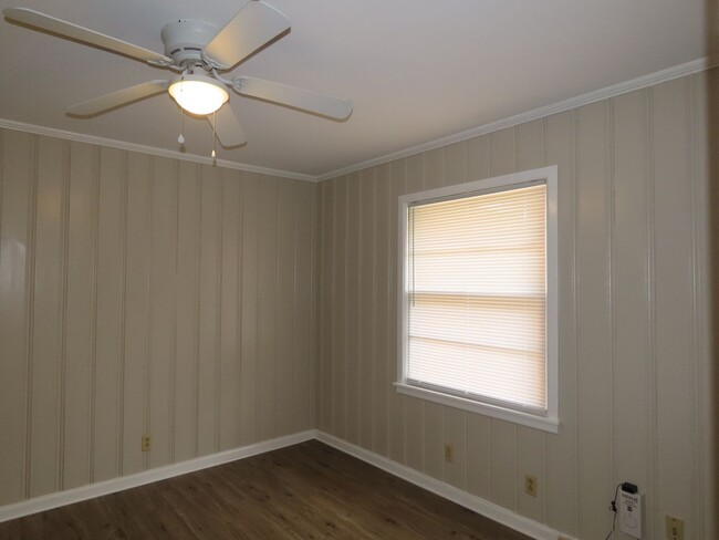 Building Photo - Cozy 2 Bedroom Home