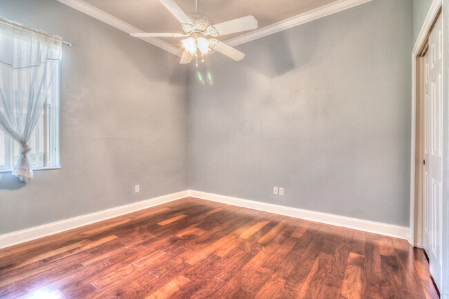 Building Photo - Stunning Pool Home in Town Park!