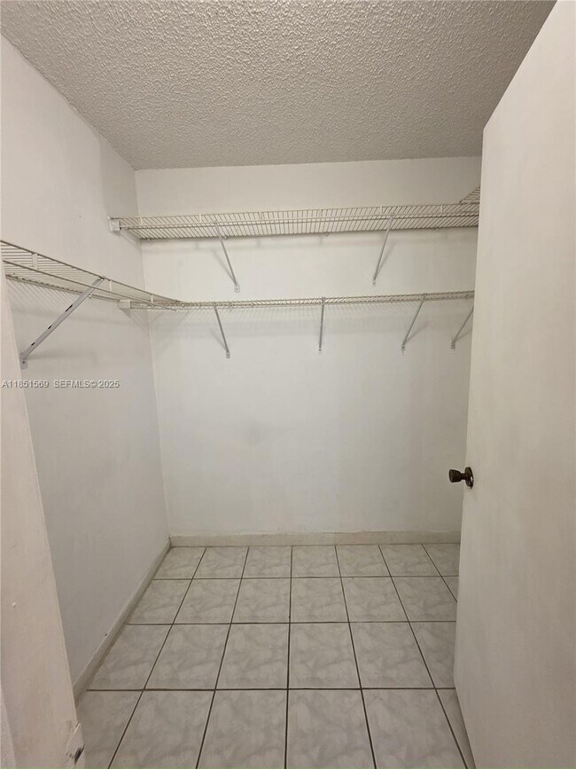 Building Photo - 1120 N Franklin Ave