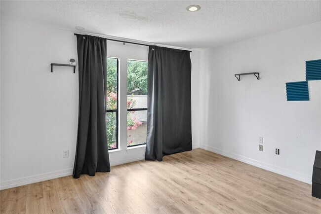 Building Photo - 8033 Oakwood Forest Dr