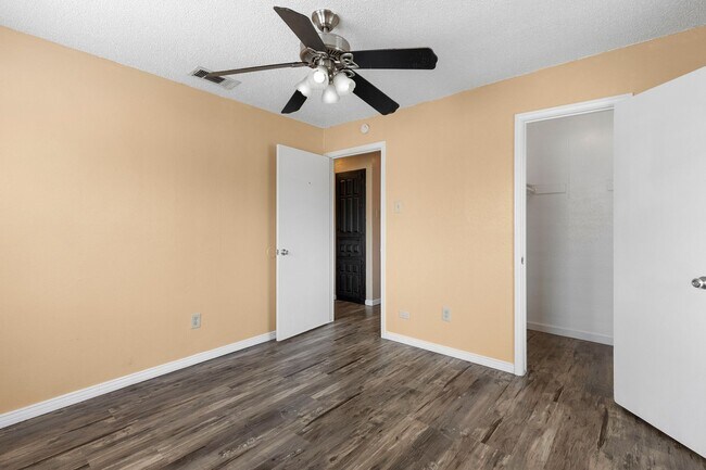 Building Photo - Charming 3-Bedroom, 3-Bathroom Home with S...