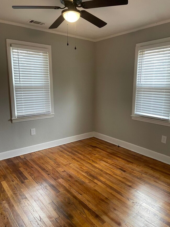 Building Photo - 304 1st St