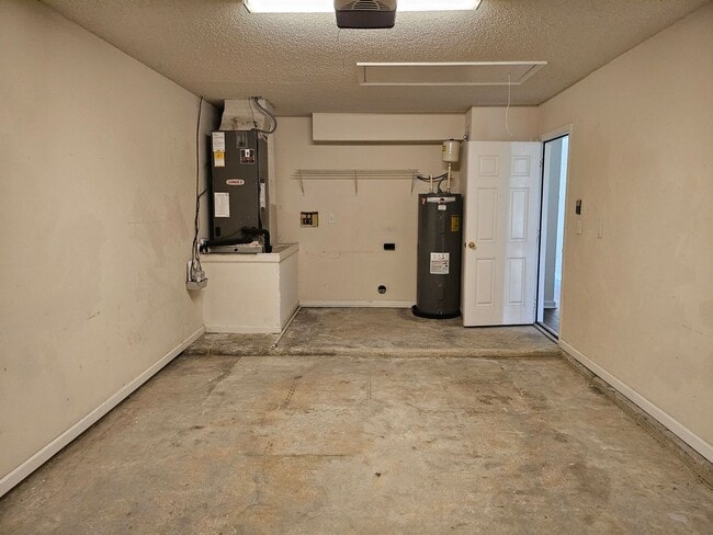 Building Photo - $1550 - 3/2/1 - Great Location Duplex B Section