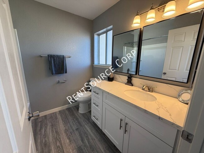 Building Photo - 2 Bedroom/2.5 Bathroom Two Story Condo for...