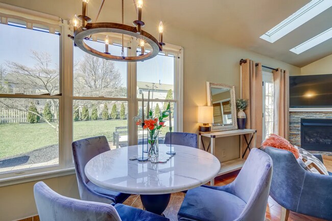 Breakfast Table - 151 Rambling Rd