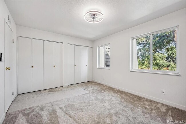 Building Photo - Updated spacious townhouse in prime location!