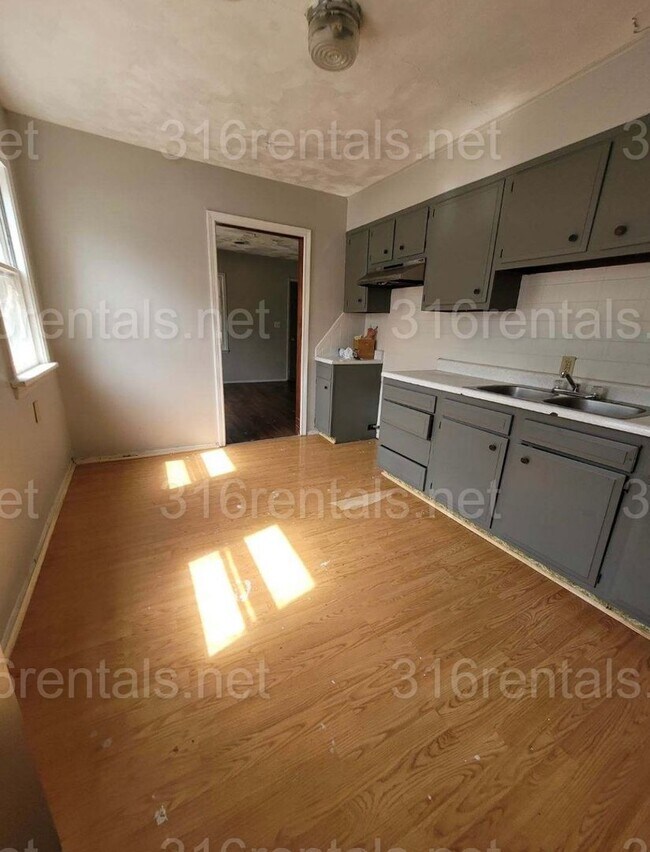 Building Photo - $799 - 2 bed 1 bath - Single Family Home